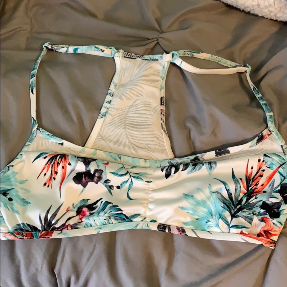 NWOT Roxy bikini top